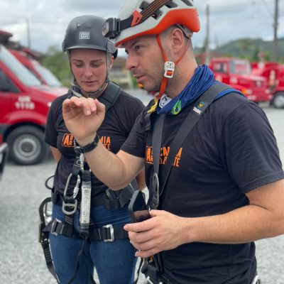 Instrutores formados pela Academia do Resgate posando após capacitação presencial reconhecida pelo MEC.