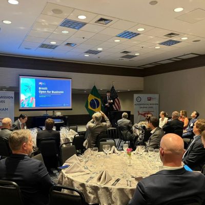 Alunos da pós-graduação em atendimento pré-hospitalar da Academia do Resgate em frente ao quartel dos Bombeiros Voluntários