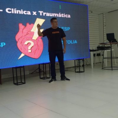 Socorristas participando de treinamento prático para atualização de técnicas em atendimento pré-hospitalar.